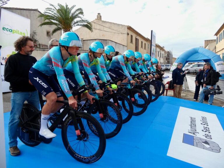 Équipe XDS Astana regroupée au départ d’une course sur route lors de la saison 2026.