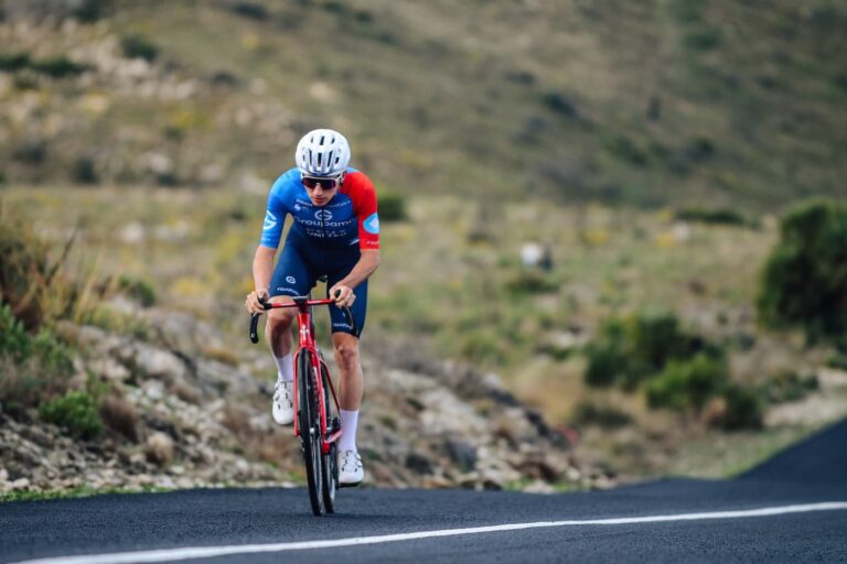 Ewen Costiou avec le maillot Groupama-FDJ à l’approche de l’Étoile de Bessèges