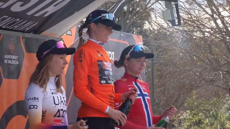 Demi Vollering sur le podium final de la Setmana Ciclista Valenciana