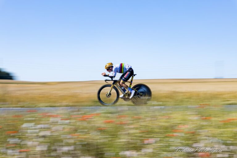 Remco Evenepoel en action lors d’un contre-la-montre