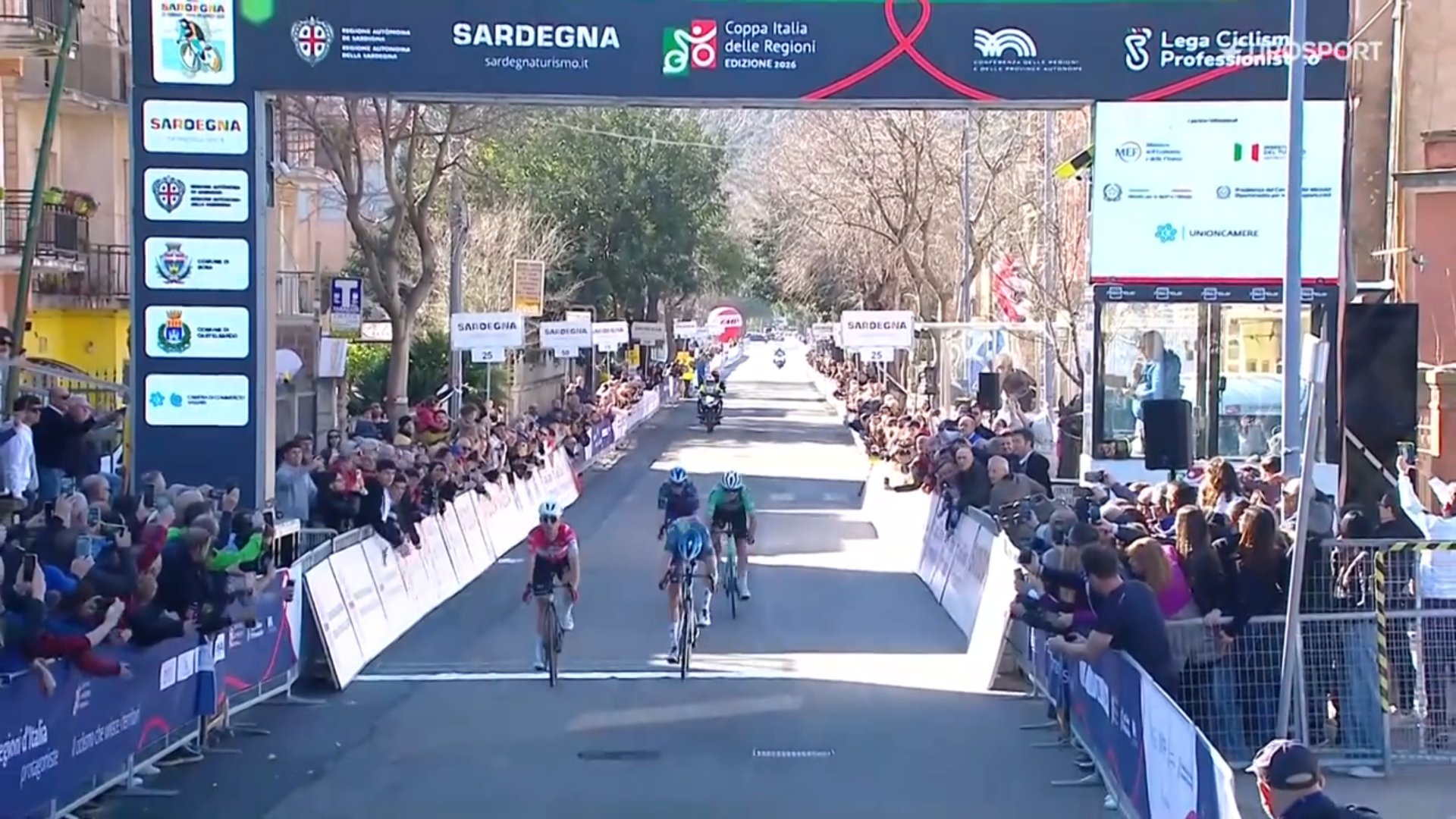 Arrivée d’une étape du Giro di Sardegna avec un coureur levant les bras