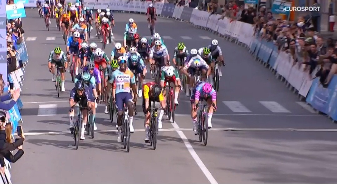 Biniam Girmay lors d’une course sur route avec son équipe