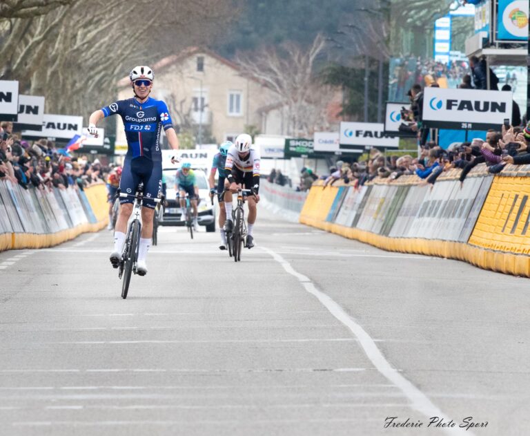 Romain Grégoire franchissant la ligne d’arrivée lors de la Faun-Ardèche Classic