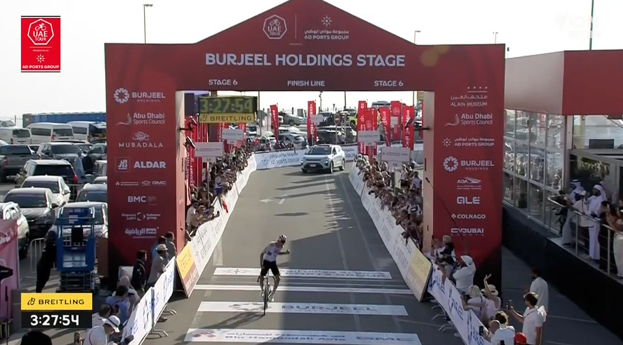 Isaac Del Toro franchit la ligne d’arrivée à Jabel Hafeet lors de l’UAE Tour