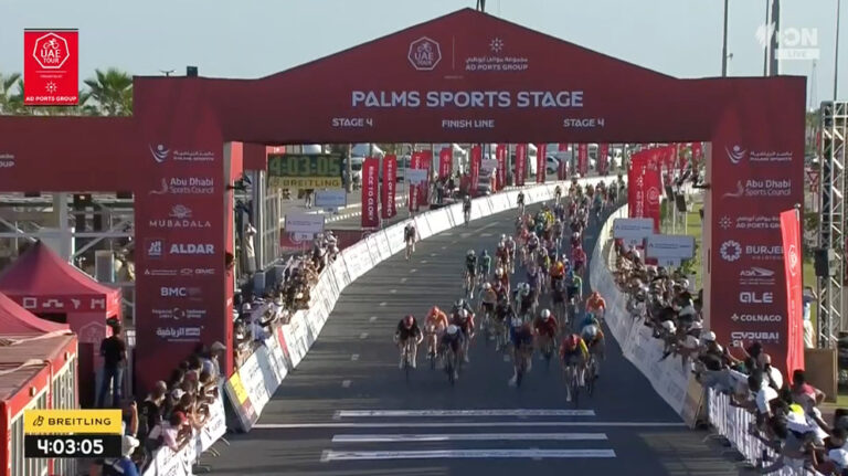 Jonathan Milan lève les bras après sa victoire sur une étape de l’UAE Tour