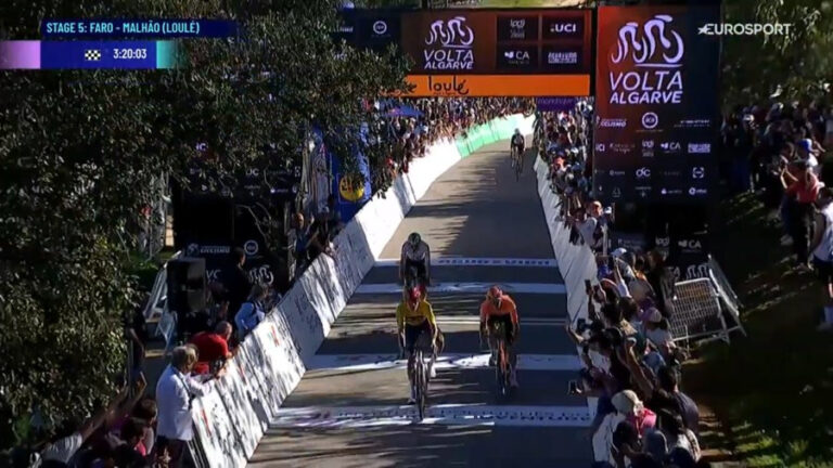 Juan Ayuso lors de son arrivée à Alto do Malhão