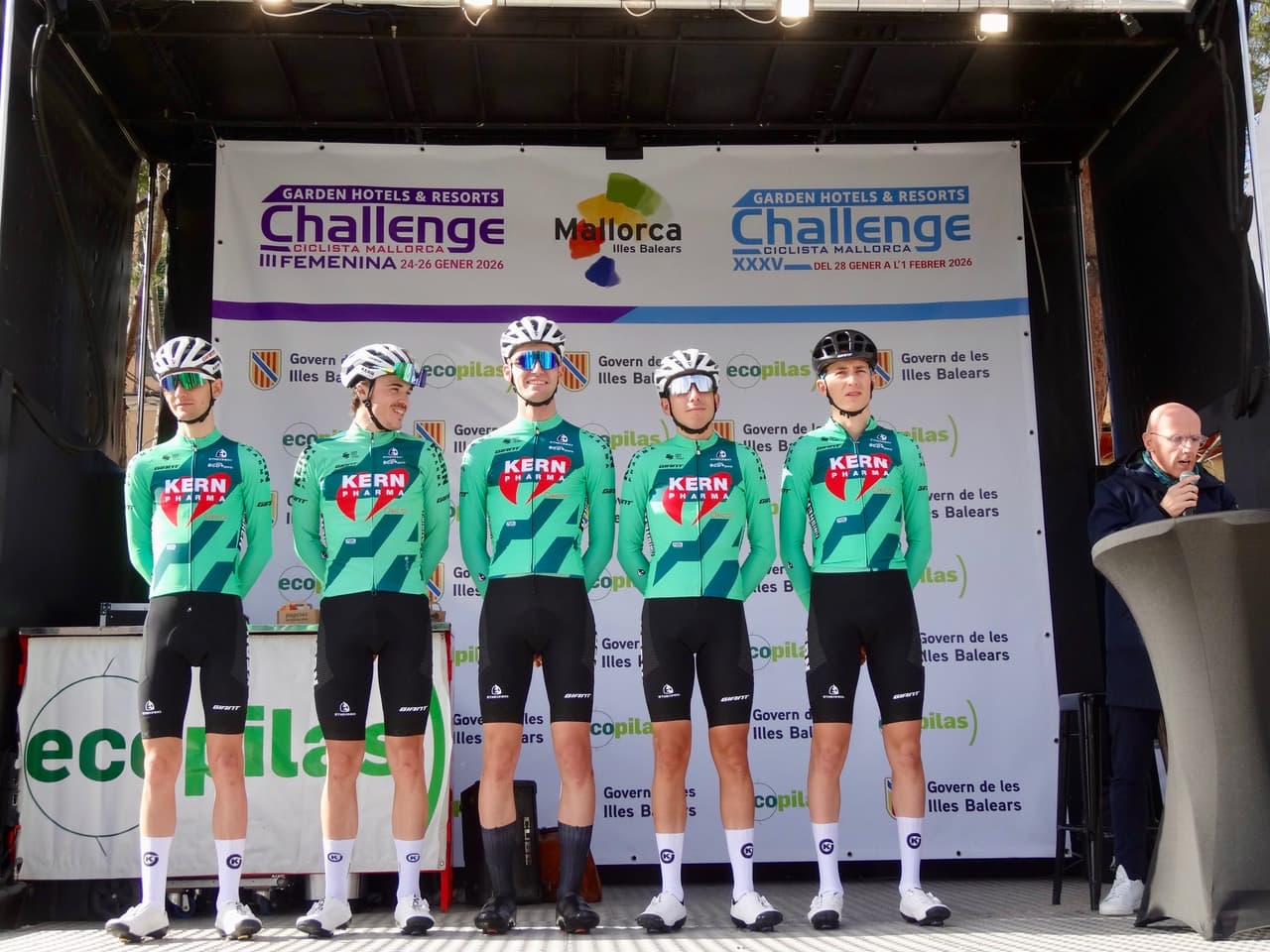 Coureurs de l’équipe Kern Pharma sur un podium en 2026