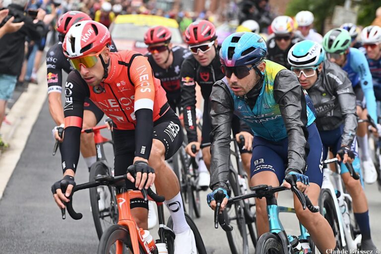Axel Laurance dans le peloton d’une course sur route avant l'étape 1 du Tour de la Provence.
