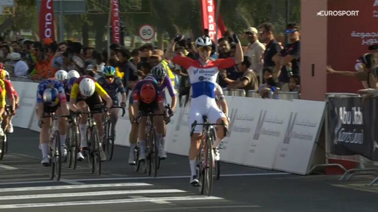 Lorena Wiebes franchit la ligne d’arrivée au sprint lors d’une étape de l’UAE Tour Women