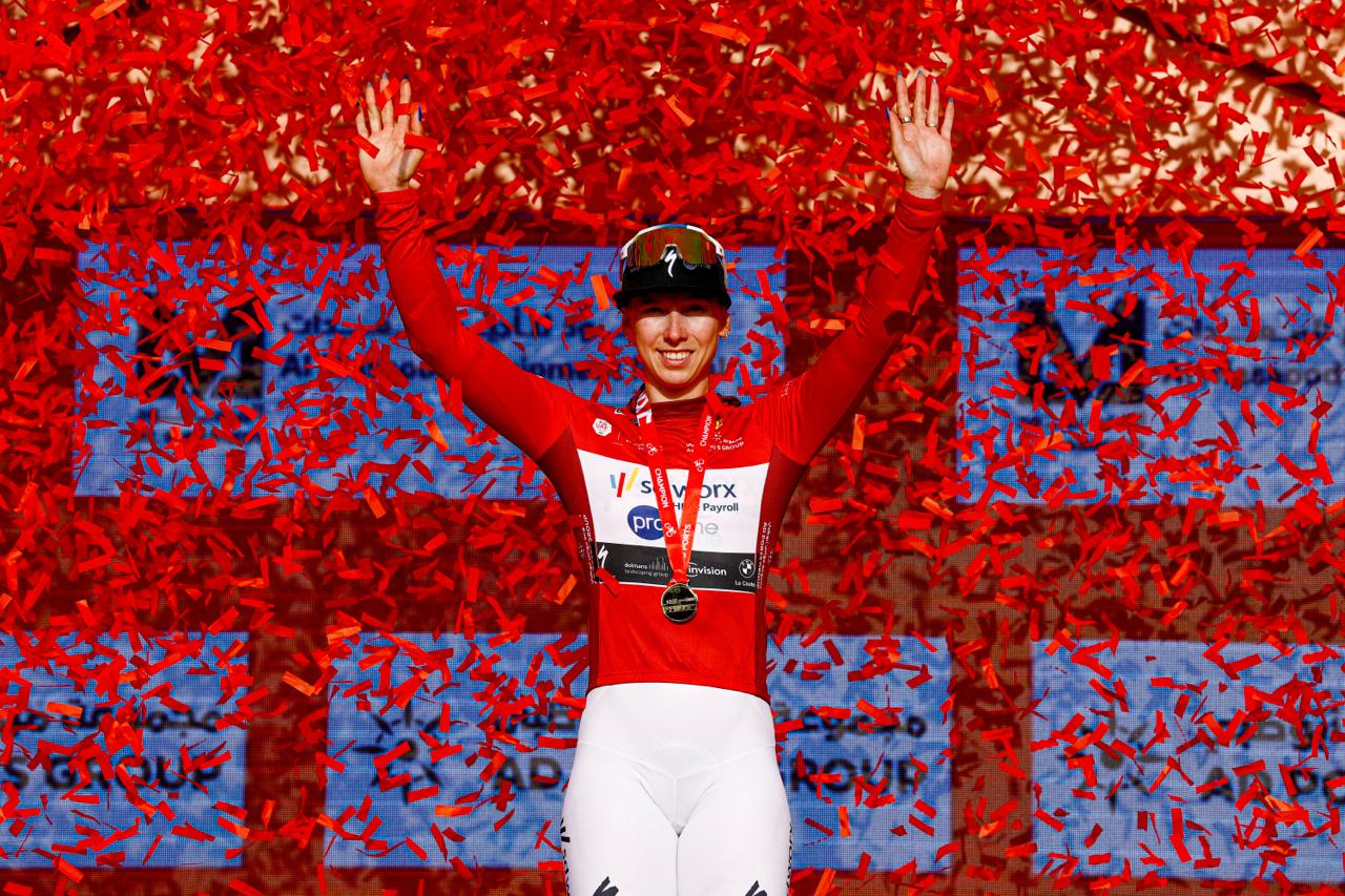 Lorena Wiebes sur le podium après sa victoire lors d’une étape de l’UAE Tour Women