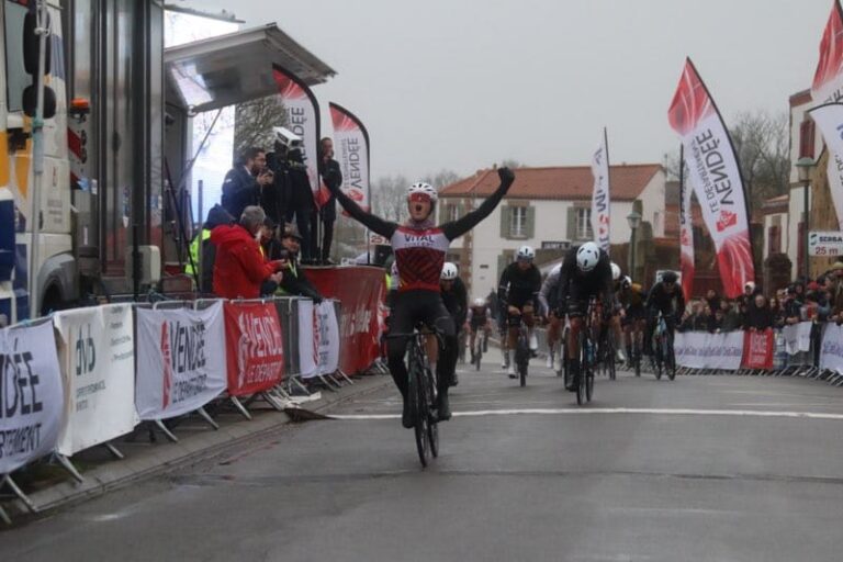 Nolan Mahoudo franchit la ligne d’arrivée lors d’une manche des Plages Vendéennes