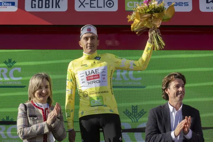 Marc Soler sur le podium final de la Vuelta a Murcia