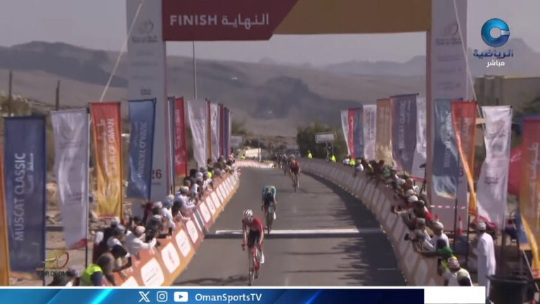 Mauro Schmid franchit la ligne d’arrivée lors de la 3e étape du Tour d’Oman