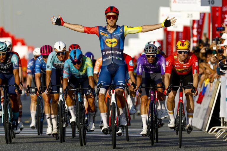 Jonathan Milan célèbre sa victoire au sprint sur une étape de l’UAE Tour
