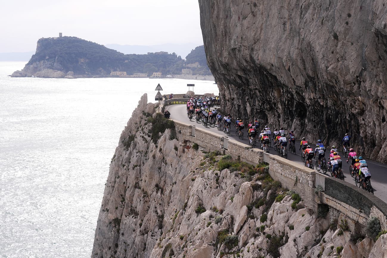 Peloton sur les routes de Milano-Sanremo