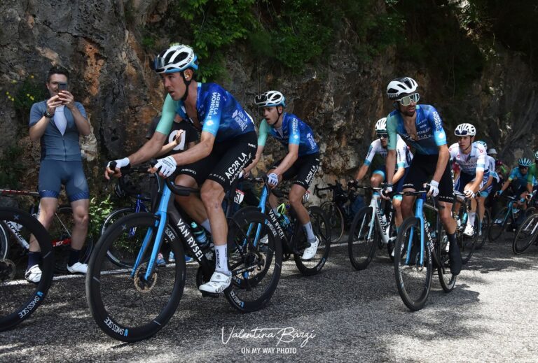 Ben O’Connor en action dans le peloton avant le Giro d’Italia 2026