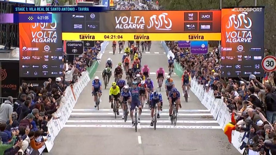 Paul Magnier lève les bras en franchissant la ligne d’arrivée de l’étape 1 de la Volta ao Algarve