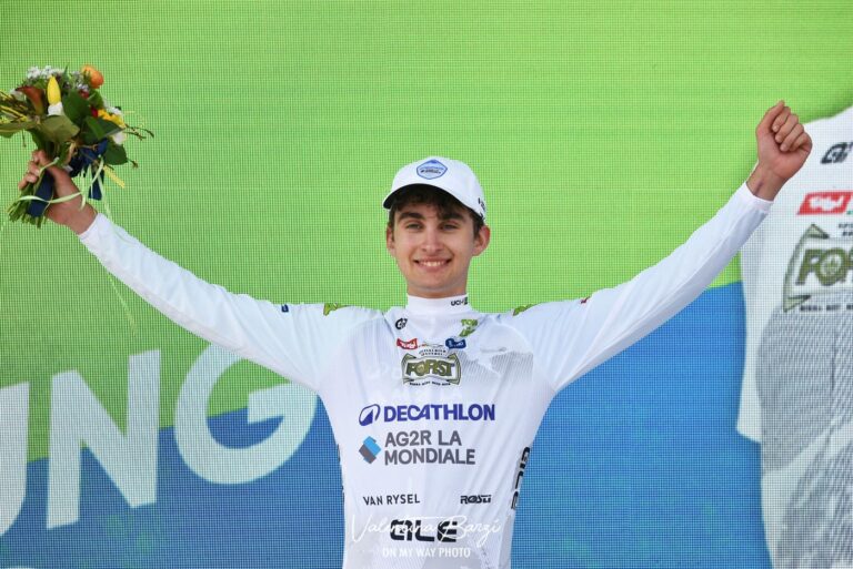 Paul Seixas sur le podium avant le départ d’une course