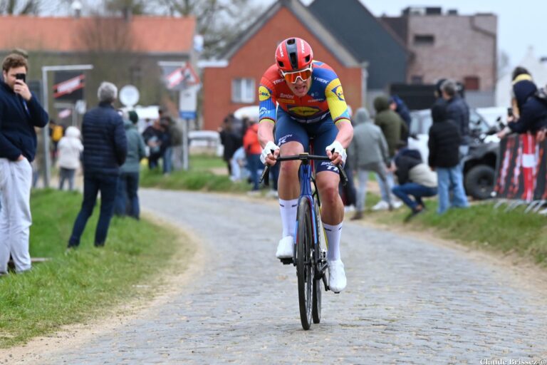 Mads Pedersen au départ d’une course sur route professionnelle