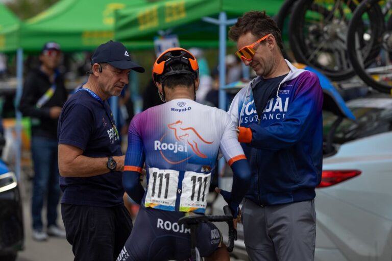 Peter Pouly échange avec un coureur de l’équipe Roojai Winspace avant une course