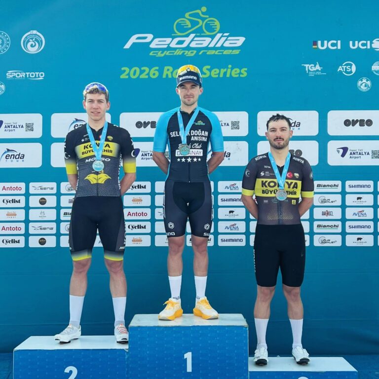 Pierre Barbier sur le podium du Grand Prix Alaiye après sa victoire en Turquie.