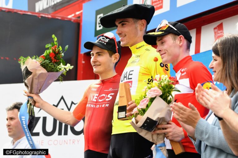 Peloton en course sur une route vallonnée au Pays basque