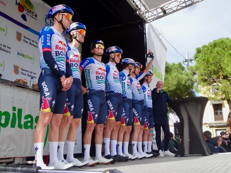 Équipe Red Bull Bora hansgrohe sur le podium de présentation avec Maxim Van Gils