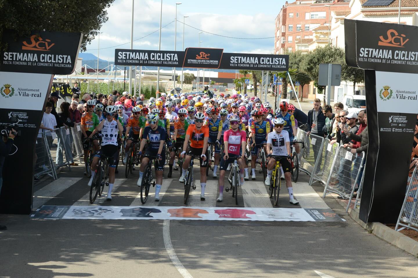 Départ d’une étape de la Setmana Ciclista – Volta Femenina de la Comunitat Valenciana