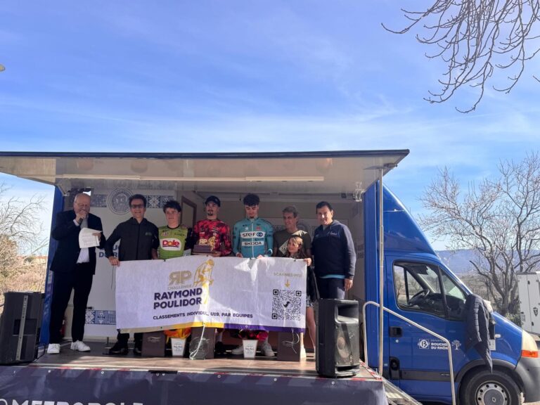 Simon Baran sur le podium du Grand Prix de Puyloubier aux côtés de représentants du Challenge Raymond Poulidor
