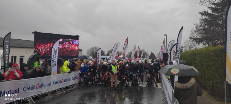 Peloton du Circuit des Plages Vendéennes lors d’une étape disputée en Vendée avant Soullans
