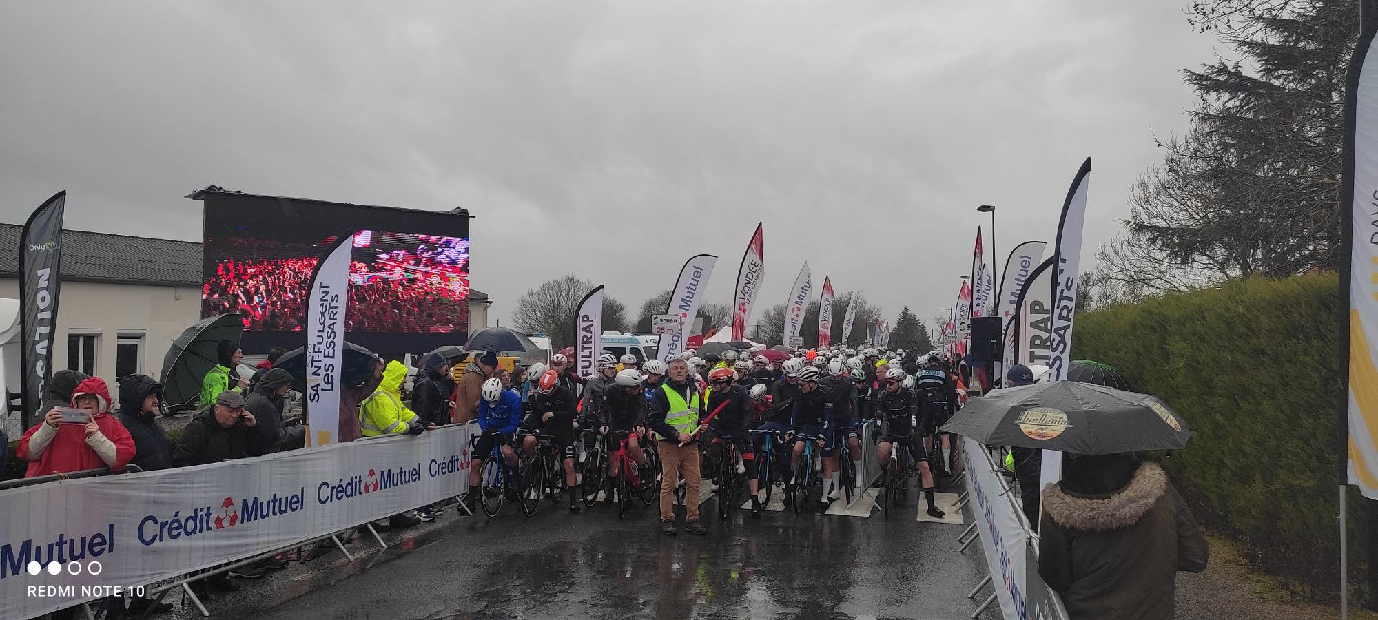 Peloton du Circuit des Plages Vendéennes lors d’une étape disputée en Vendée avant Soullans