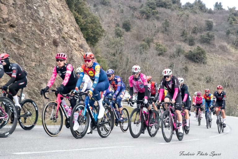 Tao Geoghegan Hart en course lors d’une épreuve en 2025 avant l’étape 2 du Tour Provence