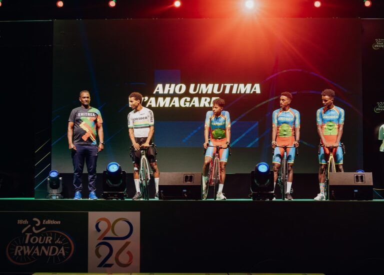 Une équipe sur le podium avant le départ du Tour du Rwanda 2026