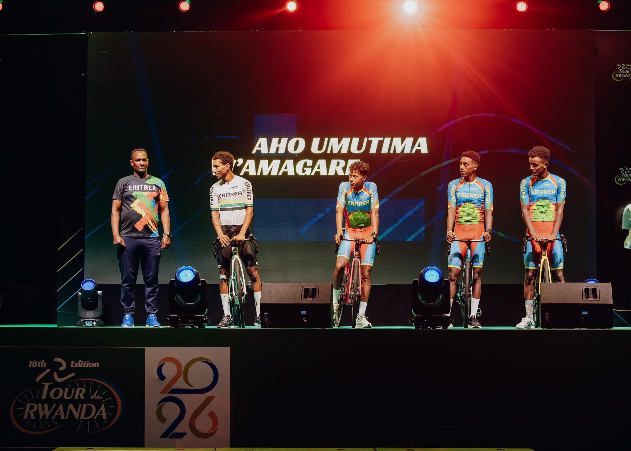 Une équipe sur le podium avant le départ du Tour du Rwanda 2026