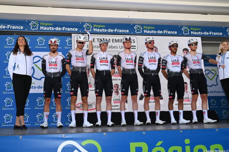 Équipe UAE Team Emirates XRG sur un podium lors d’une présentation officielle, en tête du classement UCI