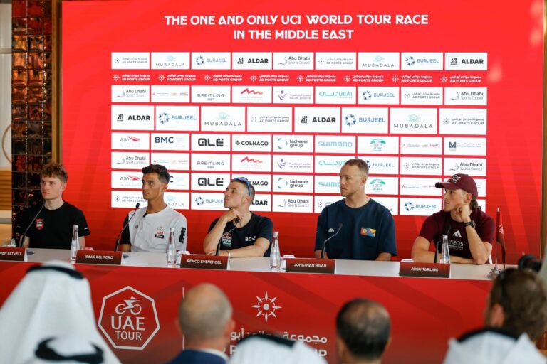 Conférence de presse du UAE Tour avec plusieurs coureurs au départ