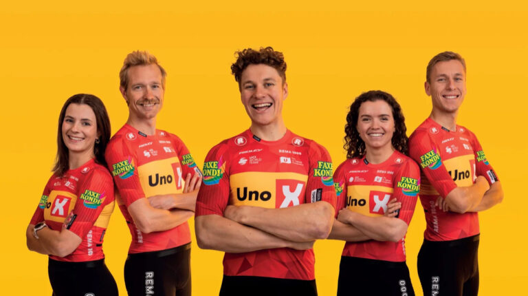 Coureurs et coureuses de l’équipe Uno-X Mobility portant le maillot avec le logo Faxe Kondi