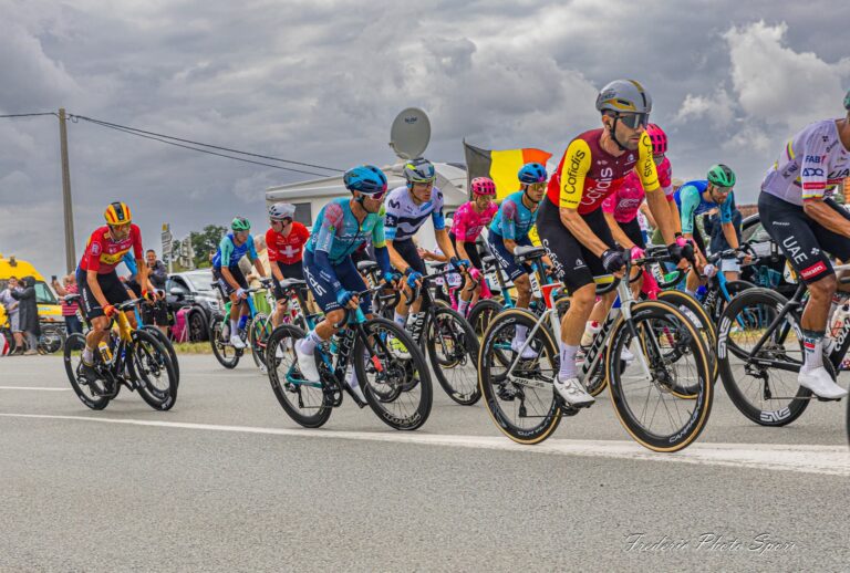 Peloton lors d’une course cycliste sur route en France avant la Classic Var.