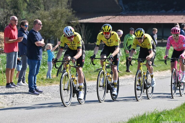 Peloton lors d’une classique belge sur les routes flamandes
