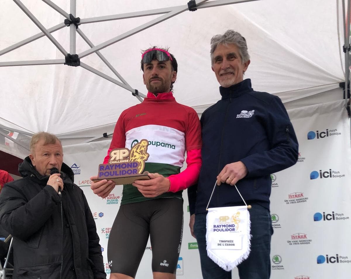 Luca De Vincenzi sur le podium du Trophée de l’Essor, premier leader du Challenge Raymond Poulidor