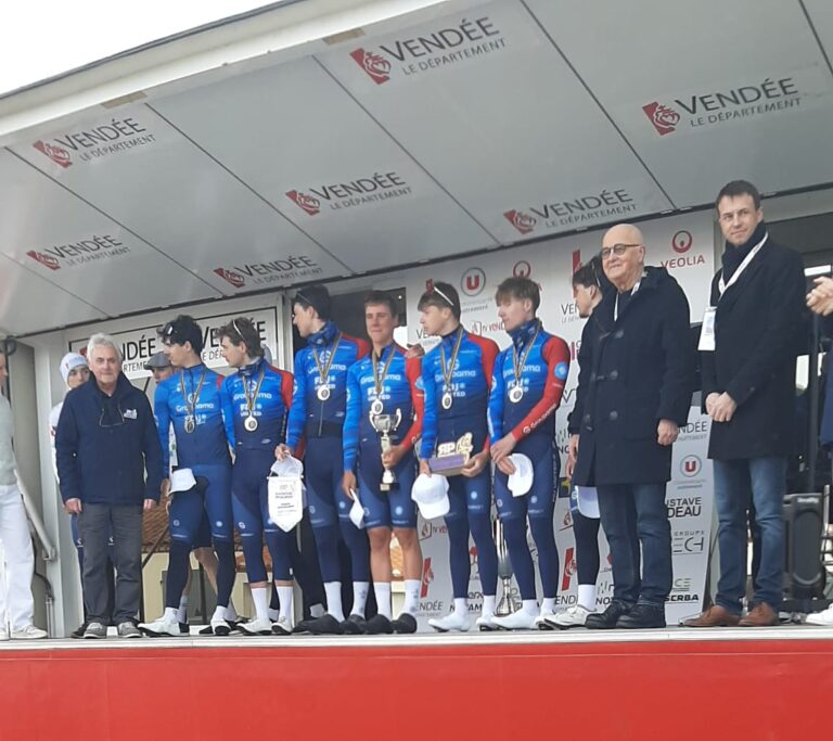 Les coureurs de la Conti Groupama-FDJ sur le podium après leur victoire lors du chrono des Plages Vendéennes