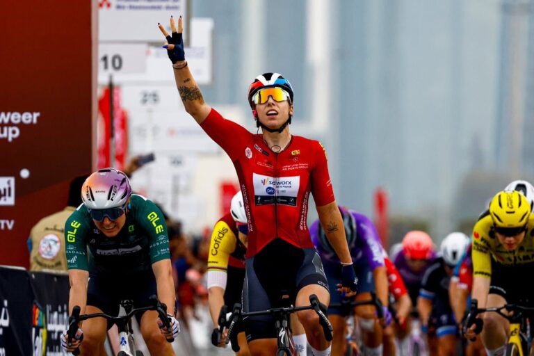 Lorena Wiebes franchit la ligne d’arrivée en vainqueure lors d’une étape de l’UAE Tour Women