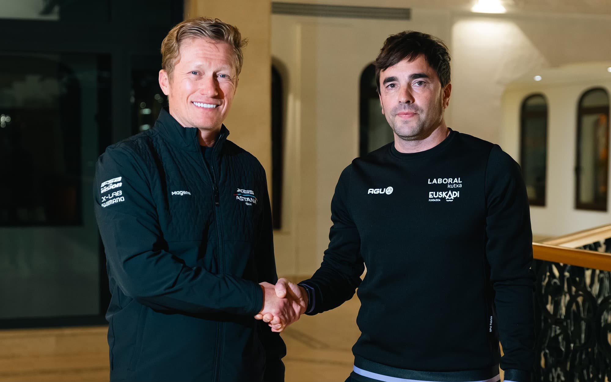 Représentants de XDS Astana Team et Laboral Kutxa–Euskadi lors de la signature du partenariat