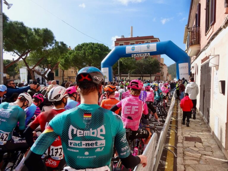 Peloton professionnel lors d’une course cycliste sur route en 2026