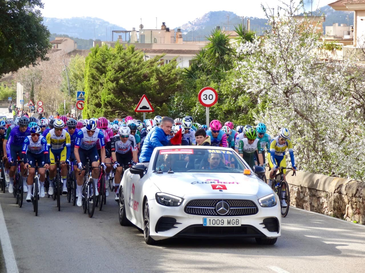 peloton sur une course espagnole avant la Clásica de Almería 2026.
