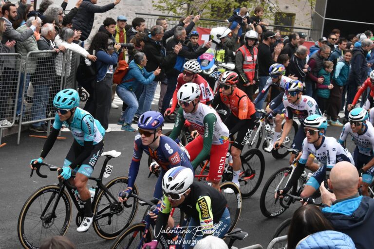 Vue du peloton sur les routes côtières de Sardaigne lors du Giro di Sardegna