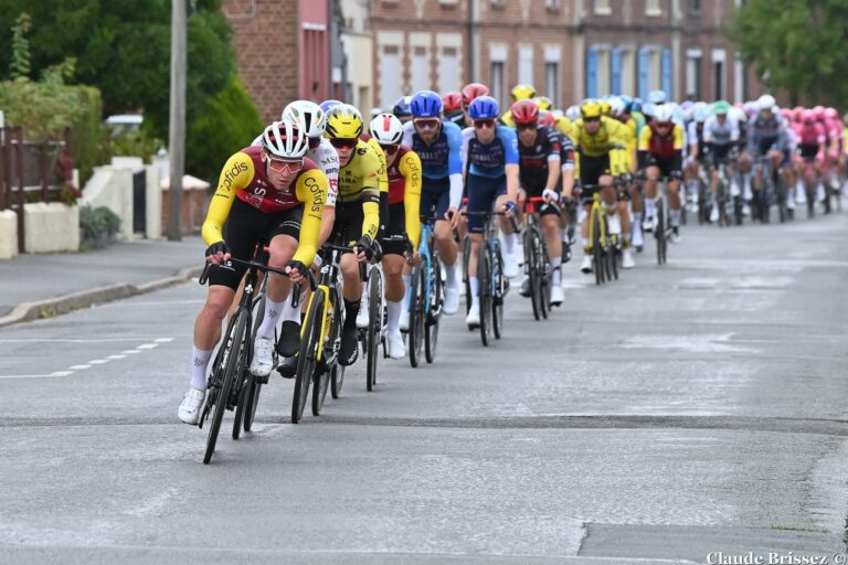 peloton de coureurs lors d'une course en 2025