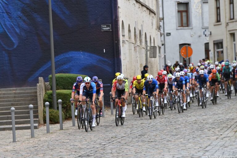 Peloton lors d’une course classique flandrienne