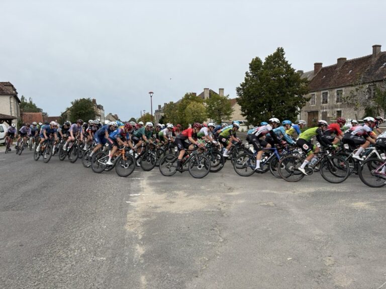 Peloton sur une course cycliste en France, image d’illustration.