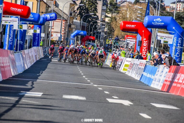 Ligne d’arrivée du Cholet Agglo Tour avec peloton au sprint